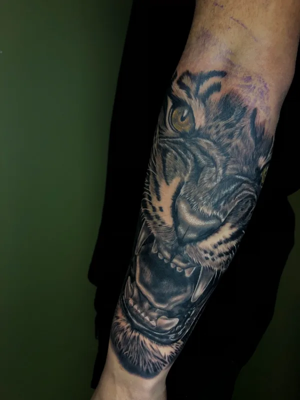 black and grey realism татуировка на forearm #53309 | Тату мастер Guillermo Inksoul
