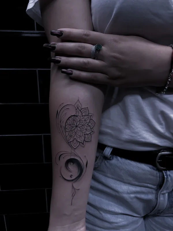 female black linework татуировка на forearm #71507 | Тату мастер Полина Забродина Liod INK