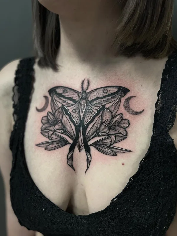 female black and grey blackwork татуировка на chest #57492 | Тату мастер Alex Barraza
