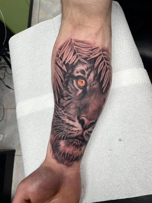 color realism Tatuagem em forearm #73962 | Tatuador Олег Иферов