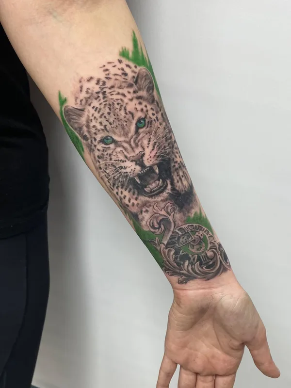 color realism Tatuagem em forearm #73953 | Tatuador Олег Иферов