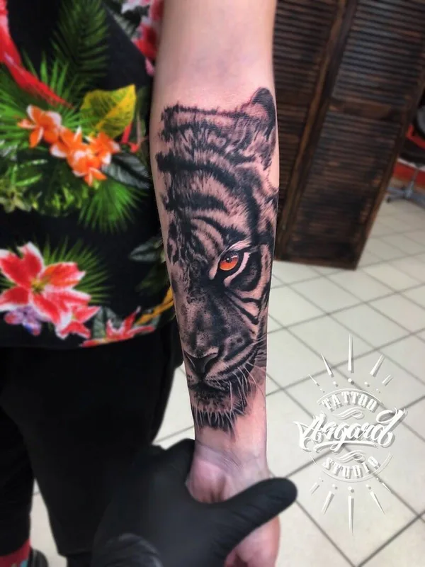 black and grey realism 纹身 在 forearm #33003 | 纹身师 Медведев Константин