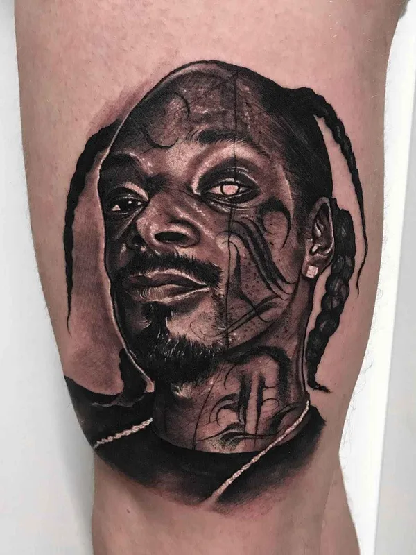 black and grey portrait tatouage sur thigh #14431 | Artiste tatoueur Anrijs Straume