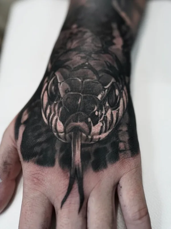 black and grey black and grey tatouage sur hand #63294 | Artiste tatoueur B-Grey aka Aivars Liepa