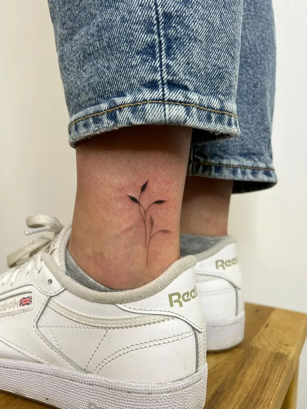 female black botanic, miniature, handpoke Tatuagem em leg #63309 | Tatuador Lara Maju