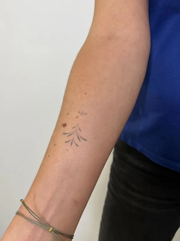 female black botanic, miniature, handpoke Tatuagem em forearm #63305 | Tatuador Lara Maju