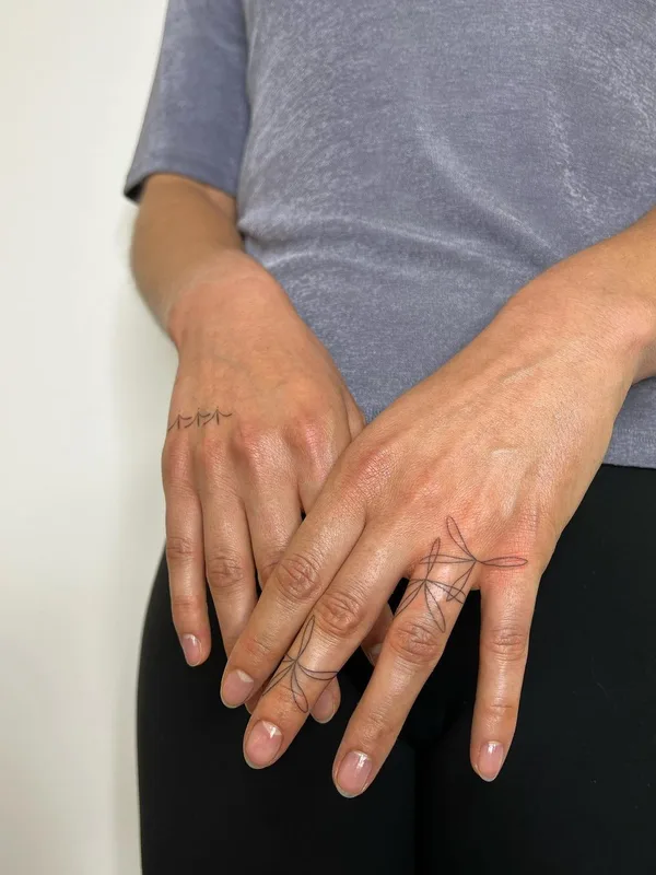 female black botanic, miniature, handpoke Tatuagem em fingers #63306 | Tatuador Lara Maju