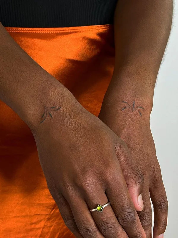 female black botanic, miniature, handpoke Tatuagem em forearm #63308 | Tatuador Lara Maju
