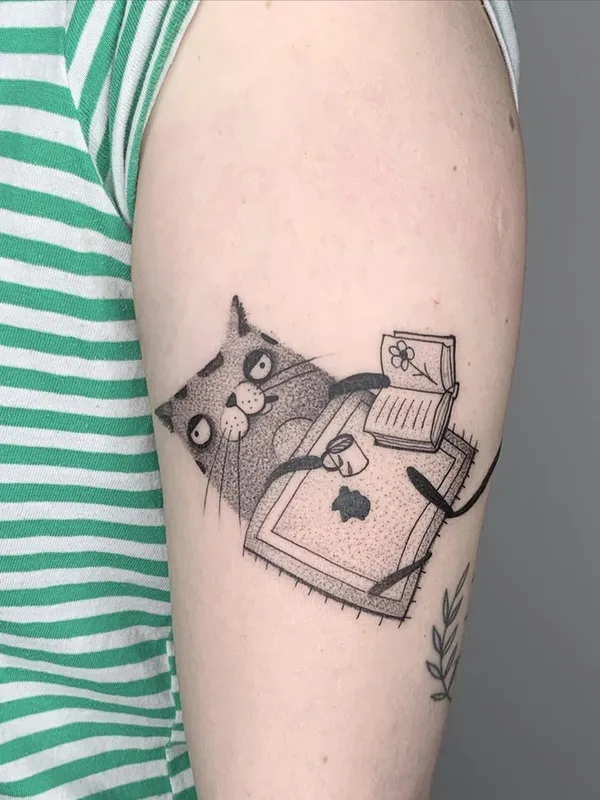 black and grey illustrative tattoo auf upper arm #35296 | Tätowierer Wujek