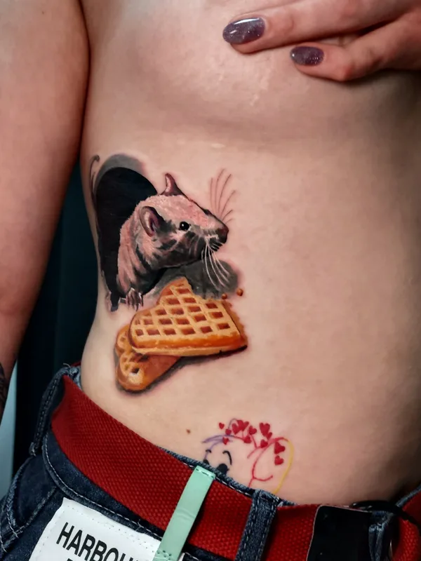 female color realism tatuaje en side #53321 | Tatuador Vic Nikkarinen