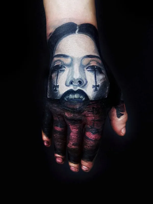 black and grey black and grey tatuaje en hand #53326 | Tatuador Vic Nikkarinen