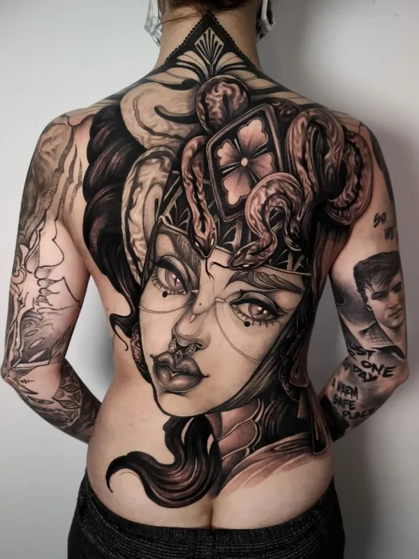 female black and grey realism Tatuaggio su full back #35992 | Tatuatore Isabella Chiara Filouino