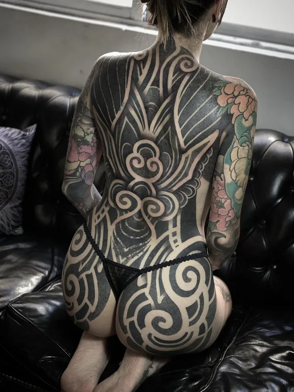 female black blackwork tatouage sur full back #55660 | Artiste tatoueur Israel Paketh