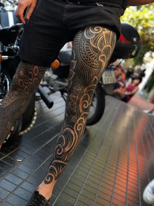 male black blackwork tatouage sur full leg #55657 | Artiste tatoueur Israel Paketh