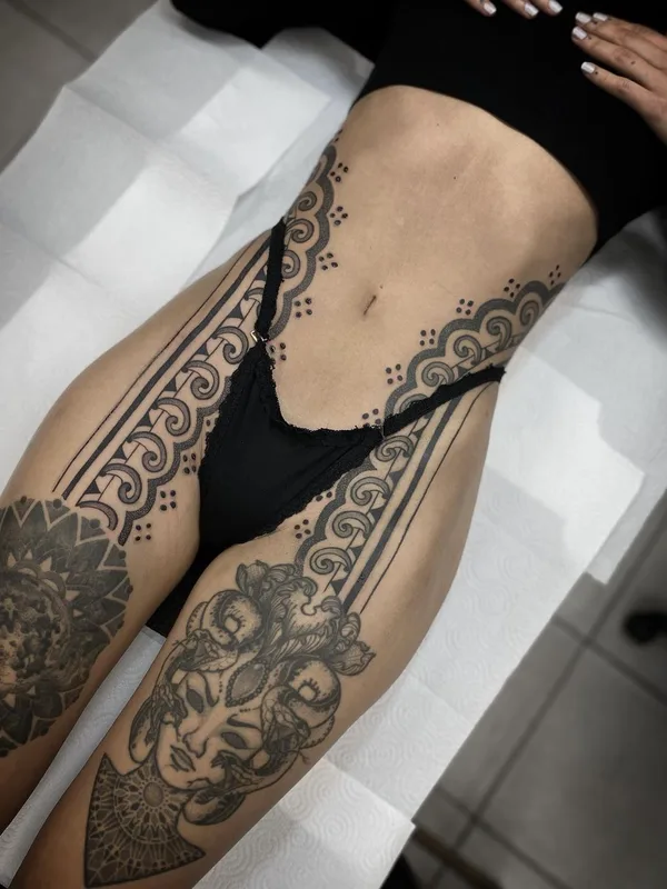 female black and grey blackwork tatouage sur thigh #55665 | Artiste tatoueur Israel Paketh