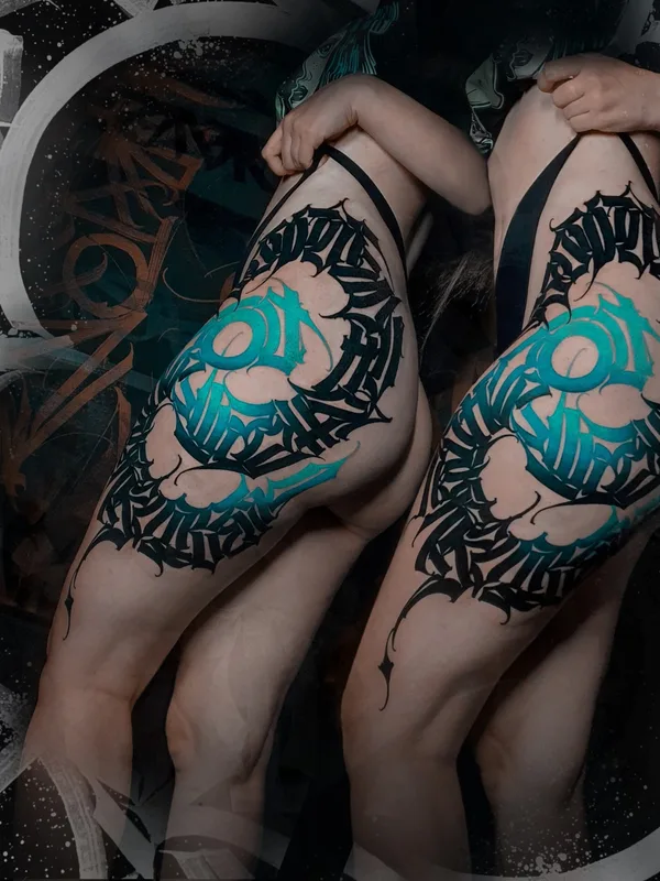 female color lettering татуировка на thigh #55699 | Тату мастер Игорь Климин