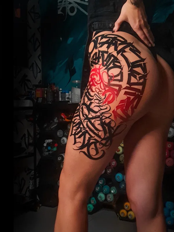 female color lettering татуировка на thigh #55688 | Тату мастер Игорь Климин