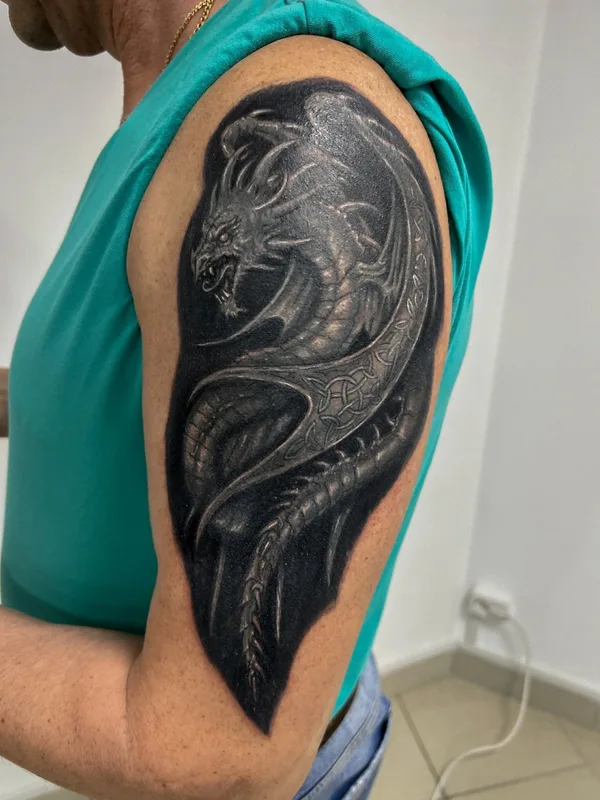 black and grey black and grey Tatuaggio su upper arm #71512 | Tatuatore Дмитрий Бутченко