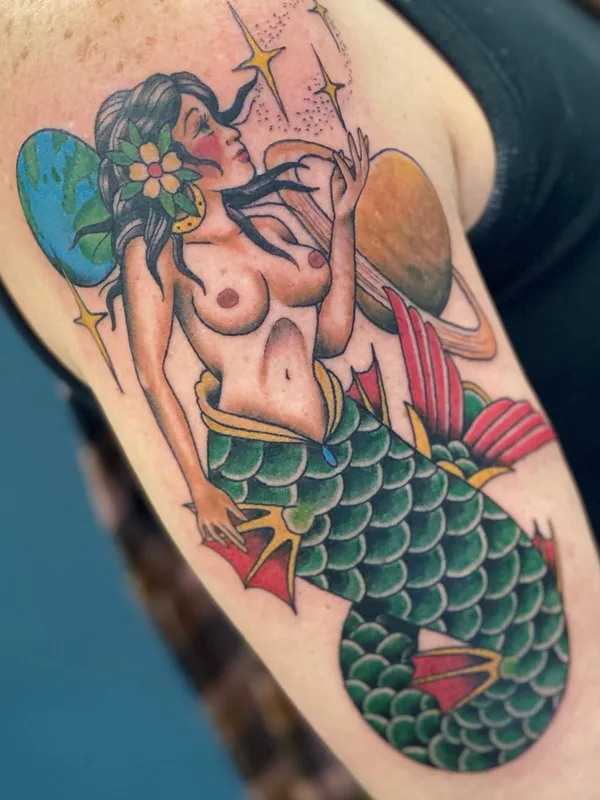 female color traditional татуировка на upper arm #57496 | Тату мастер Matthew Gibson