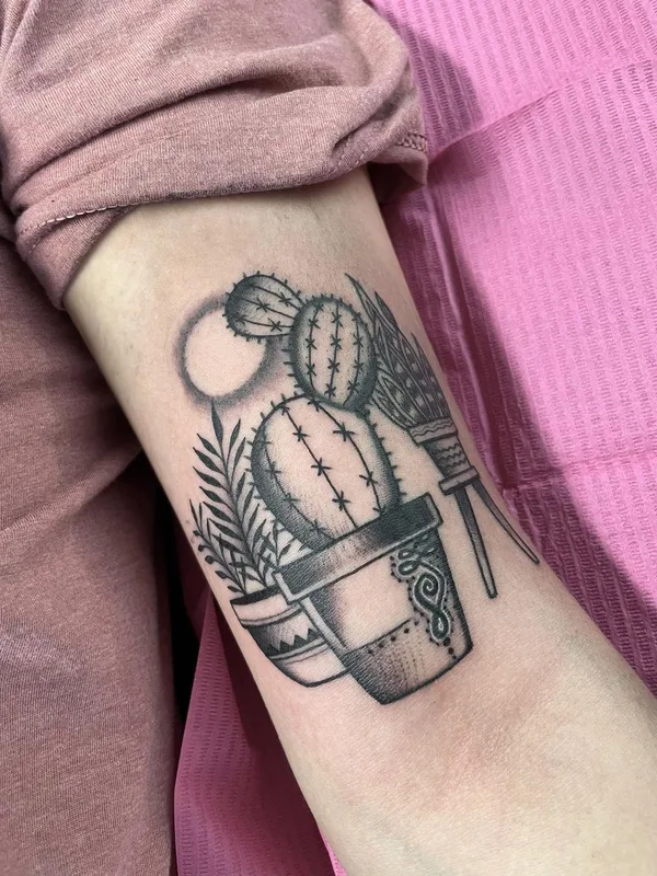 black and grey blackwork Tatuaggio su forearm #57518 | Tatuatore Ashley B McMullen