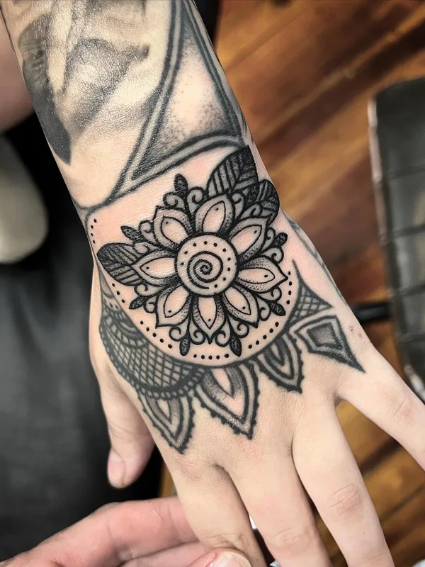 black ornamental Tatuaggio su hand #57529 | Tatuatore Brad Grimes