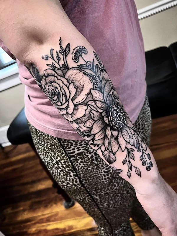 female black and grey blackwork Tatuaggio su forearm #57526 | Tatuatore Brad Grimes