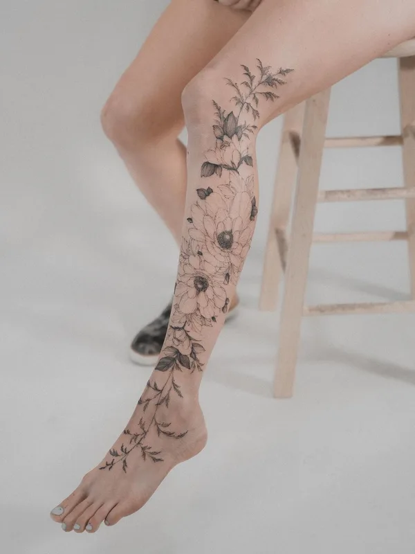 female black and grey botanic Tatuagem em thigh #57570 | Tatuador Mr Marek