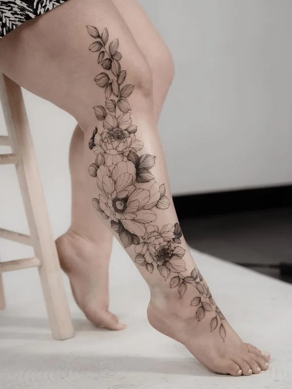 female black and grey fineline Tatuagem em calf #57573 | Tatuador Mr Marek