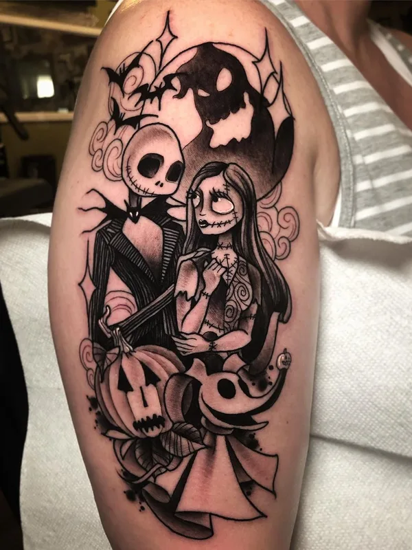 female black and grey blackwork tatouage sur upper arm #32335 | Artiste tatoueur Jeff Saunders