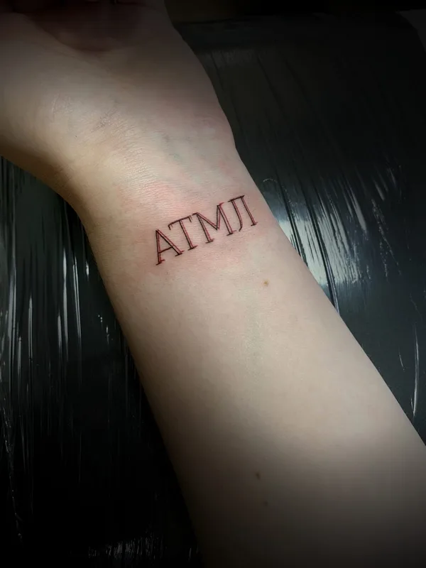black lettering tatouage sur wrist #58551 | Artiste tatoueur Sofia Kitsune Tattoo