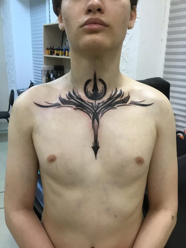 male black blackwork tatouage sur sternum #58550 | Artiste tatoueur Sofia Kitsune Tattoo
