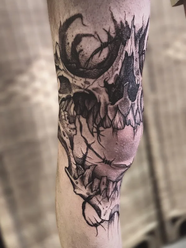 black and grey blackwork татуировка на knee #59295 | Тату мастер Стас Крас