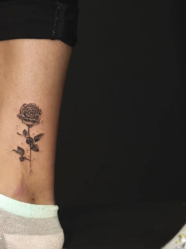 black and grey fineline Tatuagem em ankle #33202 | Tatuador Максим Огарев