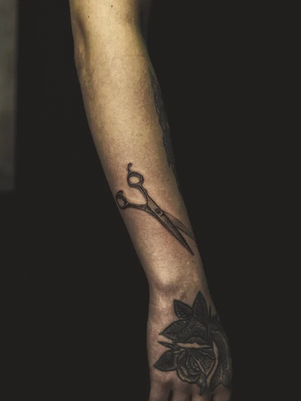 black linework Tatuagem em forearm #33210 | Tatuador Максим Огарев