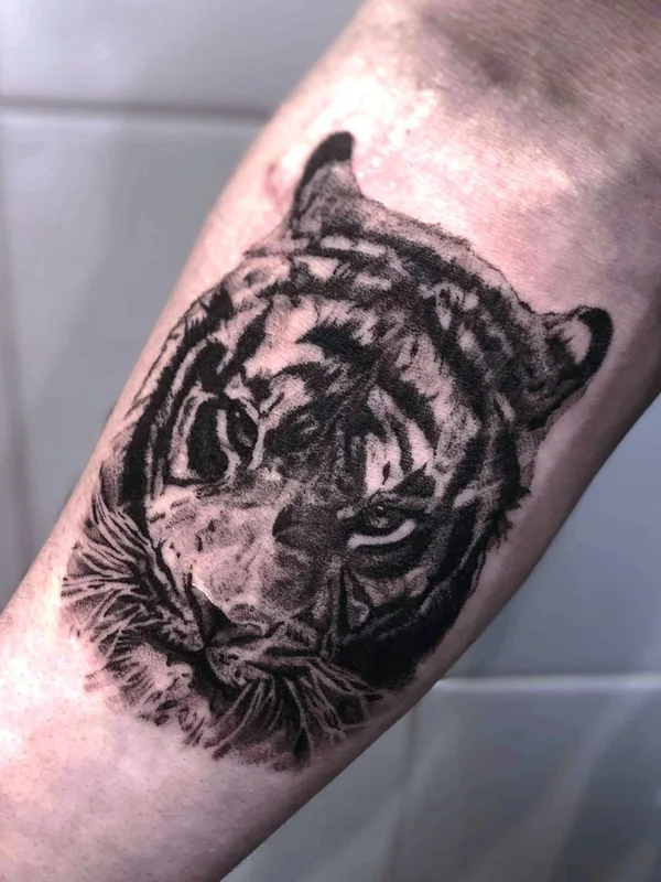 black and grey realism tatouage sur forearm #43351 | Artiste tatoueur Степан Ломачинский