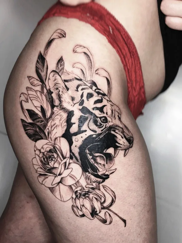 female black and grey blackwork tatouage sur thigh #43345 | Artiste tatoueur Степан Ломачинский