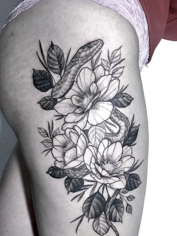female black and grey blackwork tatouage sur thigh #43344 | Artiste tatoueur Степан Ломачинский