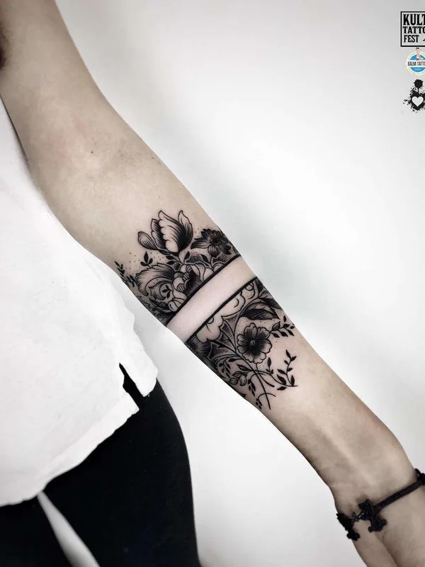 female black blackwork tattoo auf forearm #21219 | Tätowierer Ufo Tattoo