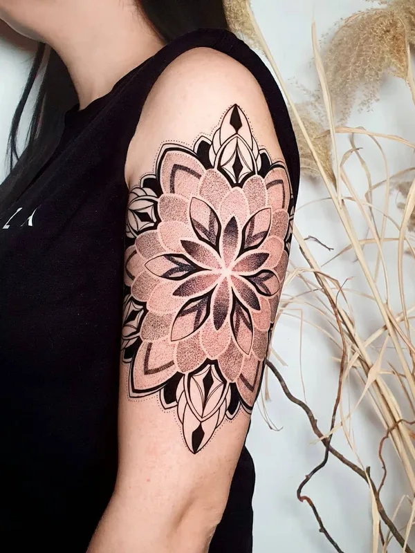 female black and grey ornamental tatuaje en upper arm #52521 | Tatuador Pavel Parafiev