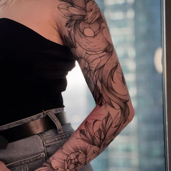 Feminine tattoo by Варвара Романчук in Moscow