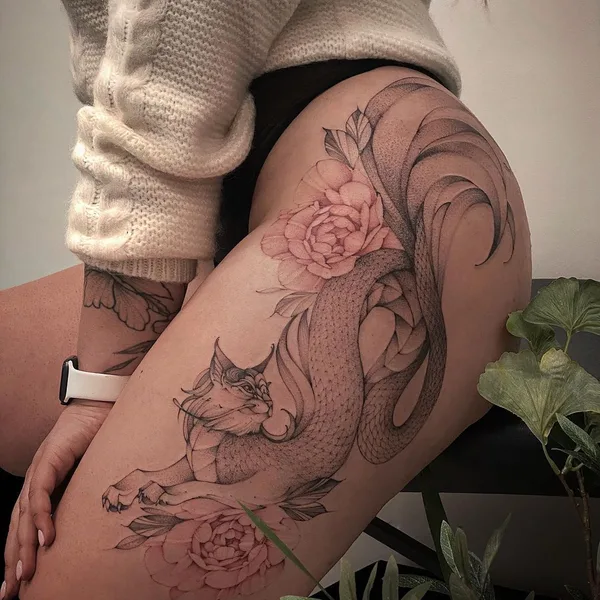 Feminine tattoo by Варвара Романчук in Moscow