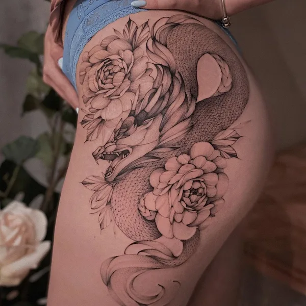 Feminine tattoo by Варвара Романчук in Moscow