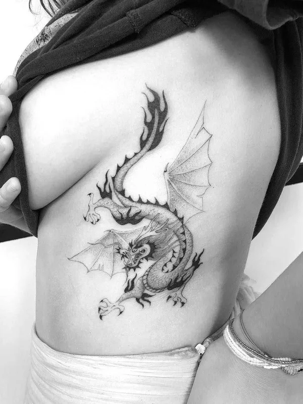 female black and grey blackwork tattoo auf side #20080 | Tätowierer Stefan Spider Sinclair