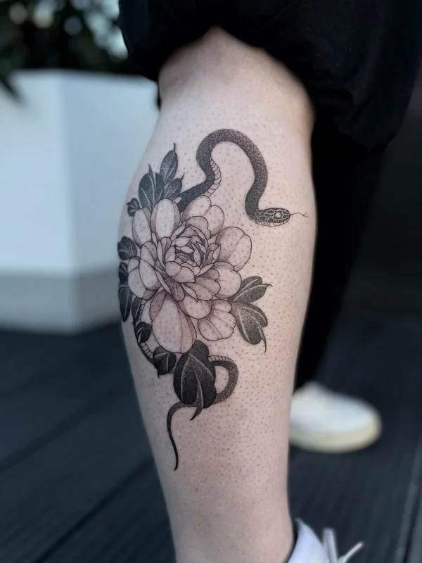 black and grey blackwork tatouage sur calf #57645 | Artiste tatoueur Niko Inky