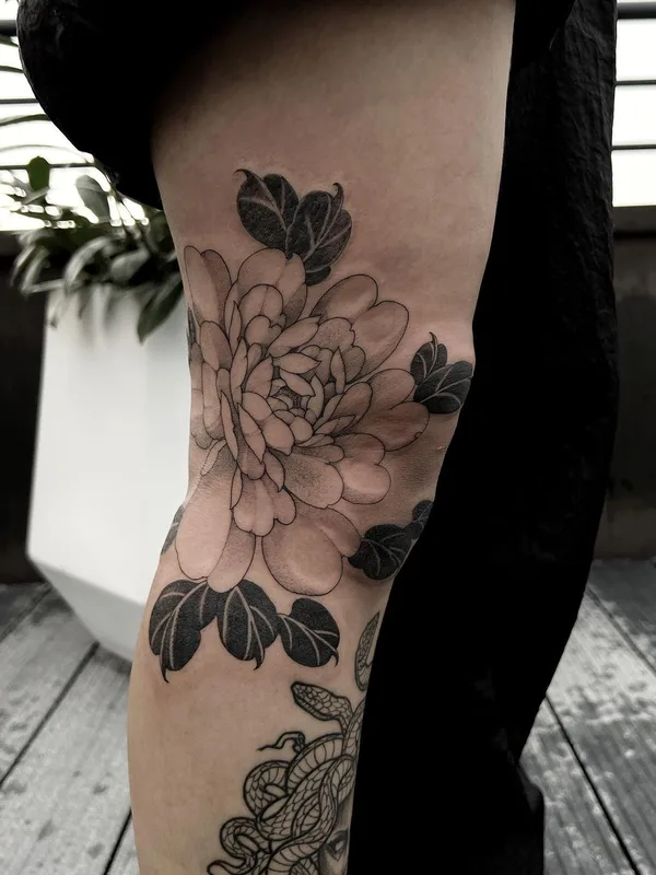 black and grey japanese tatouage sur knee #57650 | Artiste tatoueur Niko Inky