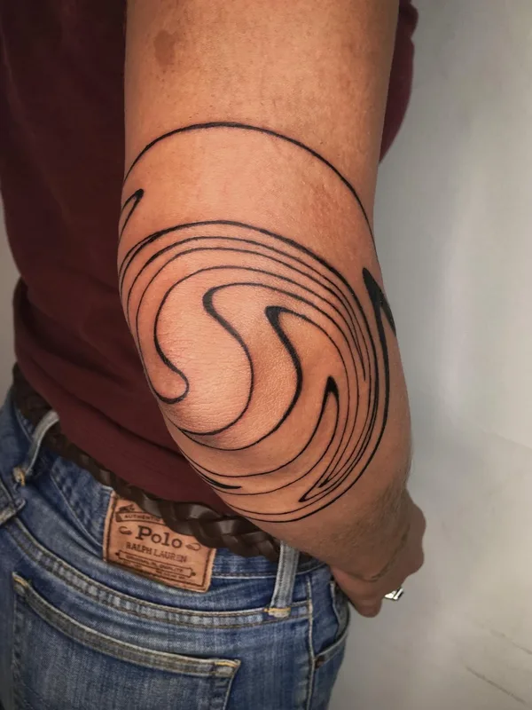black abstract tatouage sur elbow #58559 | Artiste tatoueur Lorena Melo