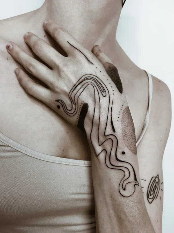 black and grey linework tatouage sur hand #58562 | Artiste tatoueur Lorena Melo
