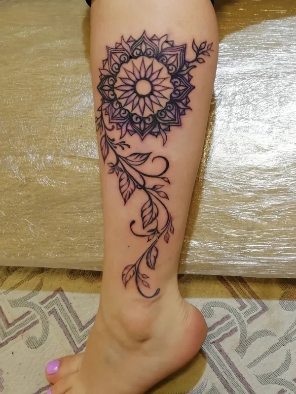 female black and grey mandala Tatuaggio su calf #32628 | Tatuatore Andrey Brendin
