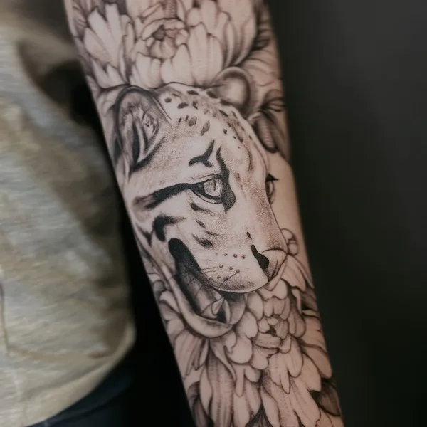 Feminine tattoo by Jenya Willow in Батуми
