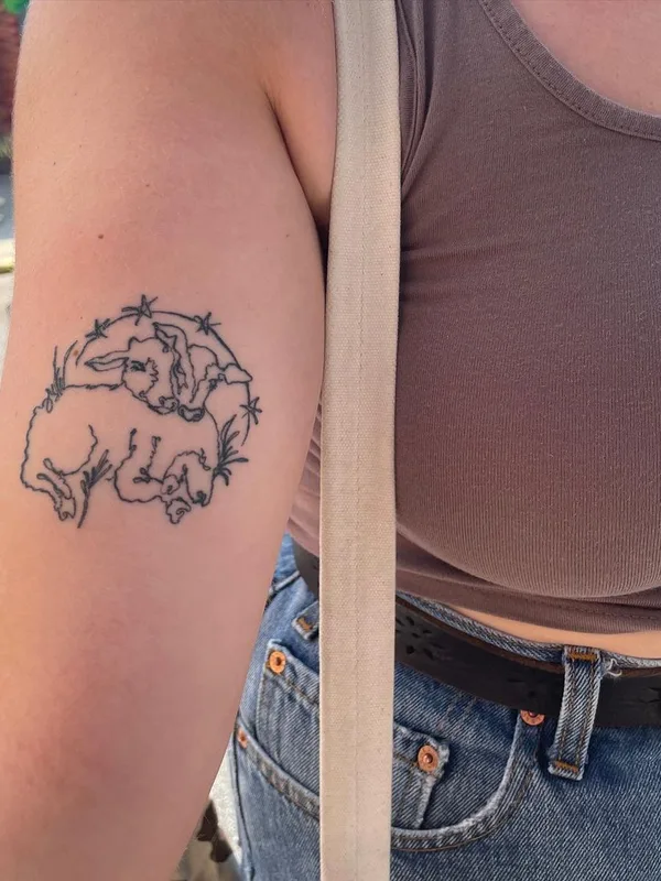 female black linework tattoo auf upper arm #63340 | Tätowierer Mira Mariah